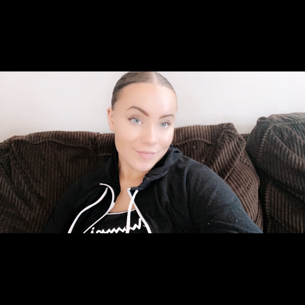 Meet your Posher, Cassandra